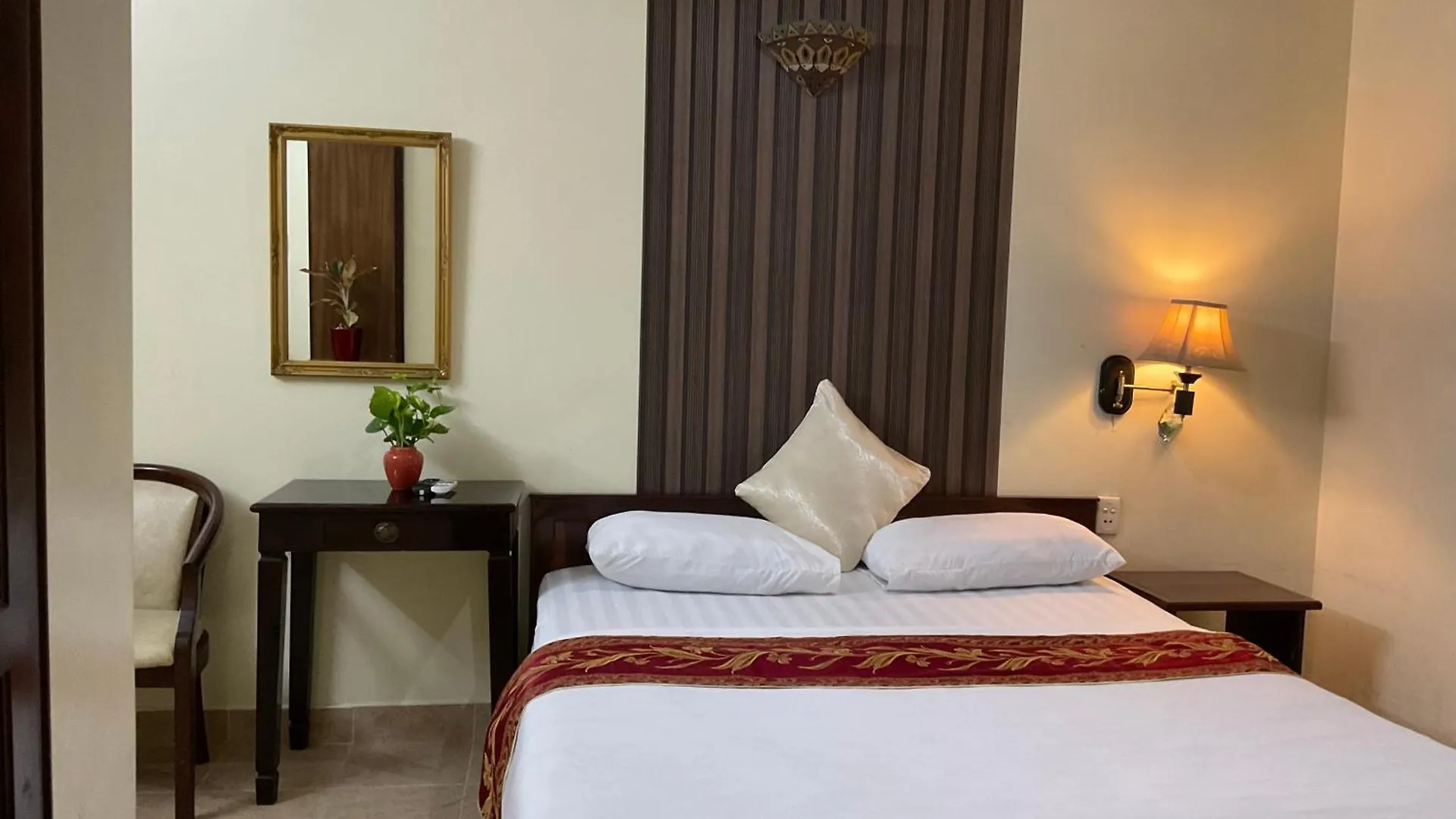 **  Khach San Minh Chau - Hoa Hung Hotel Ho Chi Minh City Vietnam